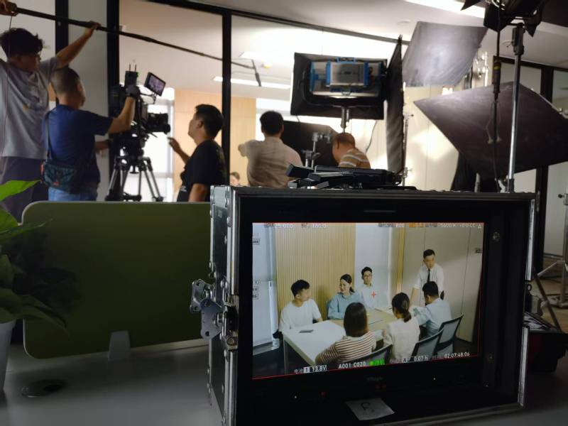 汤原县TVC拍摄公司：科技产品视觉化大师，诠释未来感与功能美学